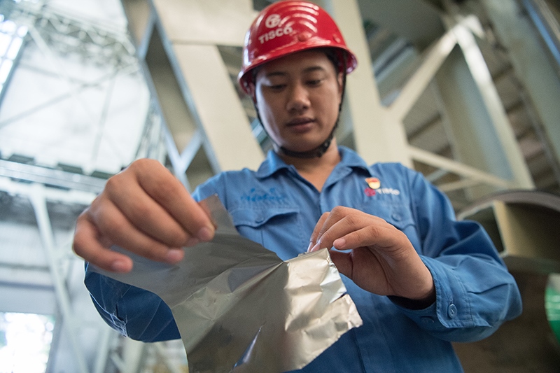 2018年8月8日，山西省太原市，太鋼不銹鋼精密帶鋼有限公司工作人員用手撕開不銹鋼。