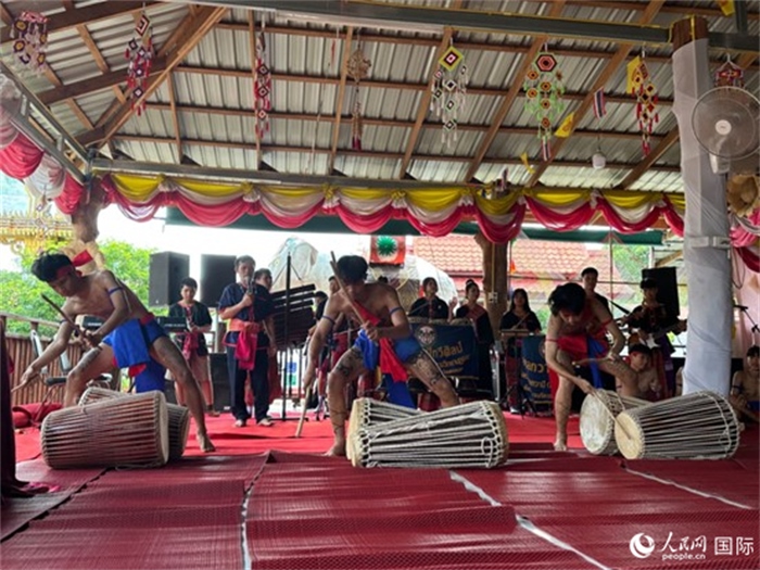 泰國藝術(shù)團(tuán)體給游客表演當(dāng)?shù)貍鹘y(tǒng)舞蹈。人民網(wǎng)記者 簡承淵攝