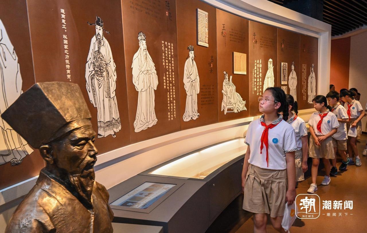 來(lái)自杭州市政苑小學(xué)的學(xué)生走進(jìn)浙江省檔案館“大寫(xiě)浙江人”展廳，近距離“觸摸”歷史、走進(jìn)榜樣、聆聽(tīng)故事，激發(fā)愛(ài)黨愛(ài)國(guó)愛(ài)家熱情。記者 董旭明 攝