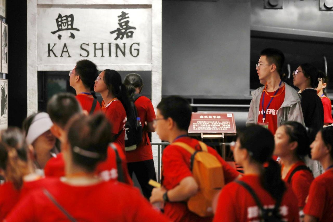 青少年參觀嘉興市南湖革命紀(jì)念館。拍友 金鵬 攝