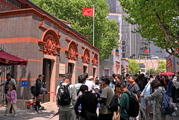 2024年5月3日，游客在位于上海的中共一大會(huì)址前參觀。新華社記者 劉穎 攝
