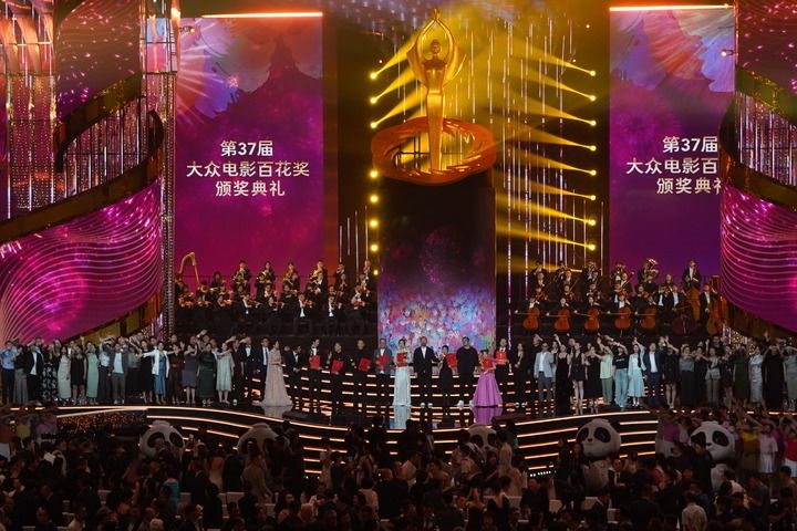 2024年8月4日，在四川成都，第37屆大眾電影百花獎(jiǎng)獲獎(jiǎng)?wù)吆痛蟊娫u(píng)審在舞臺(tái)上合影。新華社記者 唐文豪 攝