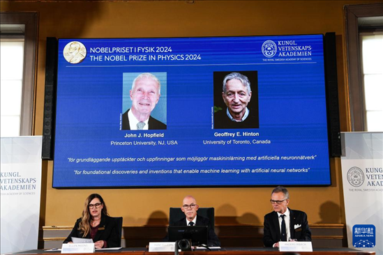 10月8日，在瑞典斯德哥爾摩舉行的2024年諾貝爾物理學(xué)獎公布現(xiàn)場，屏幕顯示獎項得主美國普林斯頓大學(xué)的約翰·霍普菲爾德和加拿大多倫多大學(xué)的杰弗里·欣頓。新華社記者 彭子洋 攝