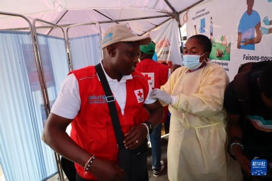 10月5日，在剛果（金）北基伍省首府戈馬市一座醫(yī)院內(nèi)，醫(yī)護(hù)人員為一名聯(lián)合國(guó)兒童基金會(huì)工作人員接種猴痘疫苗。新華社發(fā)（阿蘭·烏亞卡尼攝）