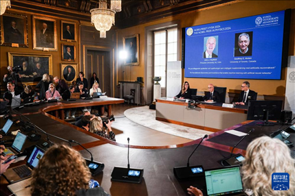 10月8日，在瑞典斯德哥爾摩舉行的2024年諾貝爾物理學(xué)獎公布現(xiàn)場，屏幕顯示獎項得主美國普林斯頓大學(xué)的約翰·霍普菲爾德和加拿大多倫多大學(xué)的杰弗里·欣頓。新華社記者 彭子洋 攝