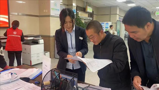 四川省成都市溫江區(qū)市場監(jiān)管局工作人員為群眾提供幫辦服務(wù)。圖片來源：人民網(wǎng)四川頻道