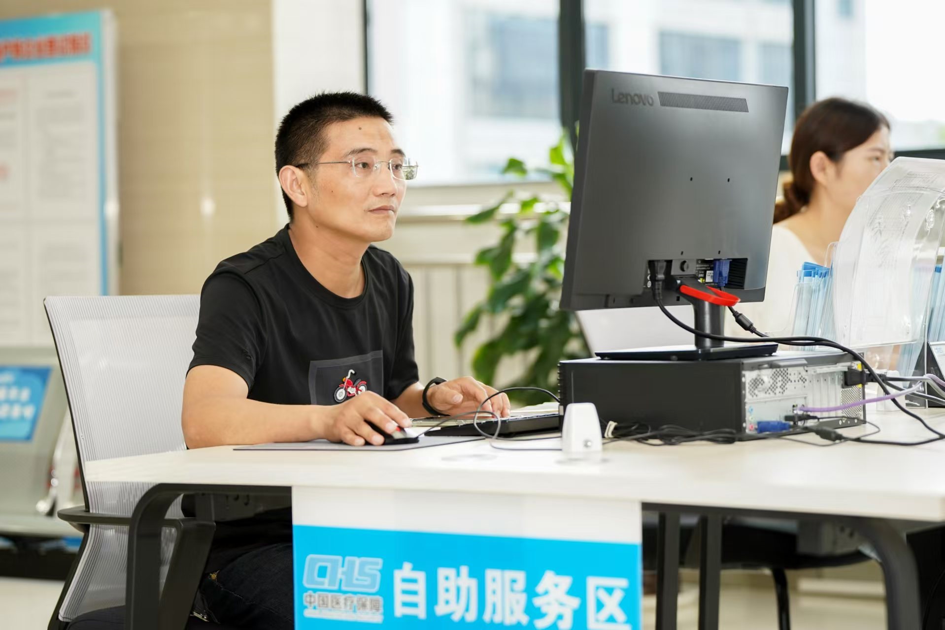 安徽省池州市市民在政務(wù)服務(wù)大廳自助辦理業(yè)務(wù)。圖片來源：人民網(wǎng)安徽頻道