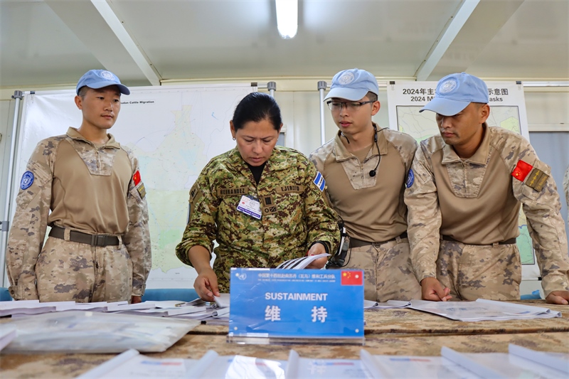 圖2-評(píng)估組對(duì)分隊(duì)軟件進(jìn)行檢查(馬騫攝)