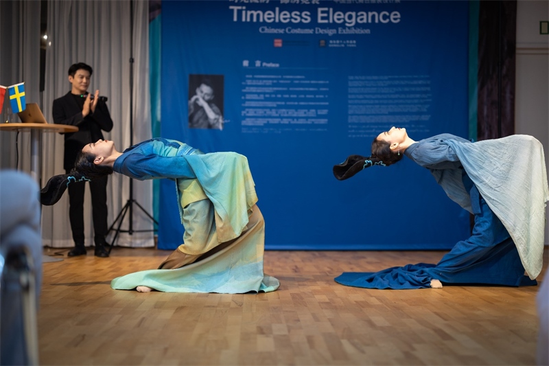 當?shù)厝A人舞社成員表演《只此青綠》。斯德哥爾摩中國文化中心供圖