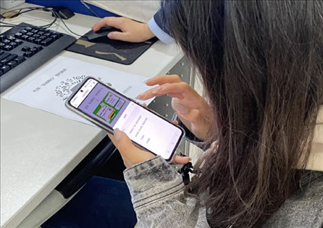 趙女士用手機(jī)掃碼預(yù)約幫辦服務(wù)。圖片來(lái)源：微信公眾號(hào)“上海市普陀區(qū)政務(wù)服務(wù)中心”