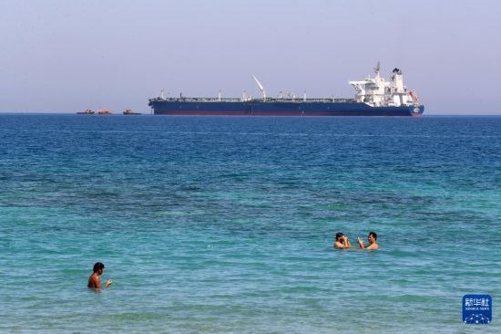 這是10月8日在埃及蘇伊士灣拍攝的行駛中的船只。新華社記者 隋先凱 攝