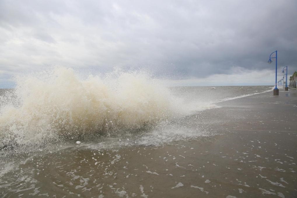 2020年9月15日，受颶風(fēng)“薩莉”影響，美國路易斯安那州新奧爾良的龐恰特雷恩湖巨浪拍岸。新華社發(fā)（魏蘭攝）
