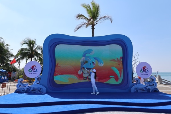 第12棒火炬手“點(diǎn)燃”現(xiàn)場(chǎng)大屏幕上運(yùn)動(dòng)會(huì)吉祥物“吉貝”手中的火炬。主辦方供圖