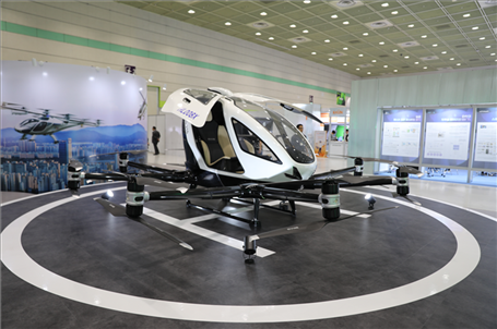 “智慧生活周”博覽會上展出的低空飛行器。人民網(wǎng)記者 莽九晨攝