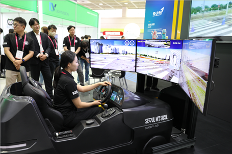 “智慧生活周”博覽會上展示的模擬駕駛系統(tǒng)。人民網(wǎng)記者 莽九晨攝