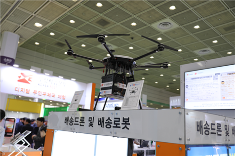 “智慧生活周”博覽會上展出的快遞無人機。人民網(wǎng)記者 莽九晨攝