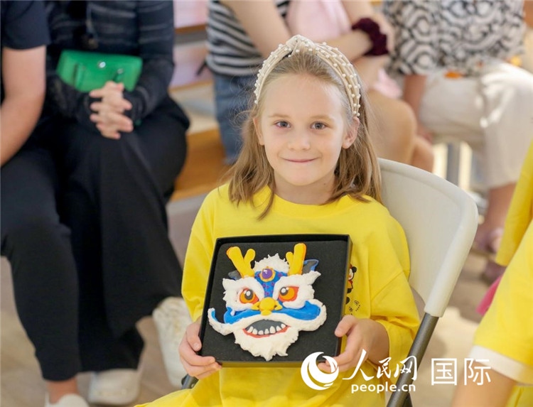 一名中文愛好者手捧生肖畫。人民網(wǎng)中東中心分社塔里克·易卜拉欣攝