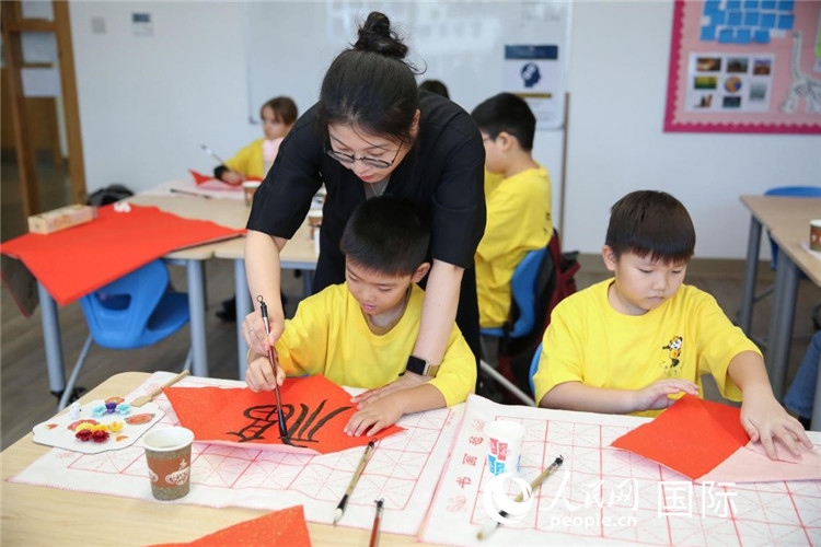 書法課場景。人民網(wǎng)中東中心分社塔里克·易卜拉欣攝