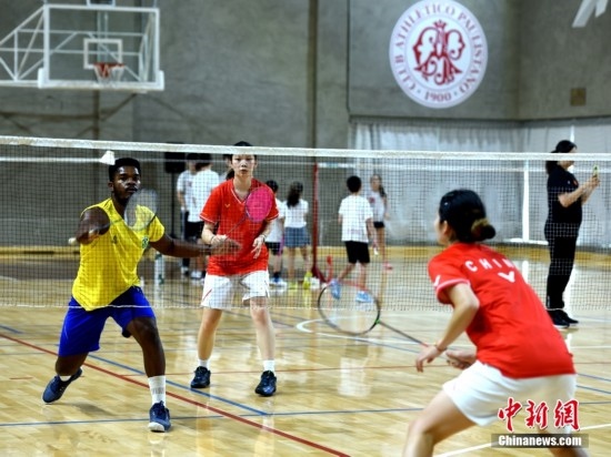 當(dāng)?shù)貢r(shí)間10月12日，巴西圣保羅，中國高校羽毛球代表團(tuán)和巴西羽毛球協(xié)會(huì)運(yùn)動(dòng)員切磋球技。 