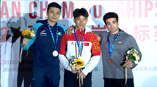 伍鵬（中）奪得男子速度項(xiàng)目冠軍。主辦方供圖