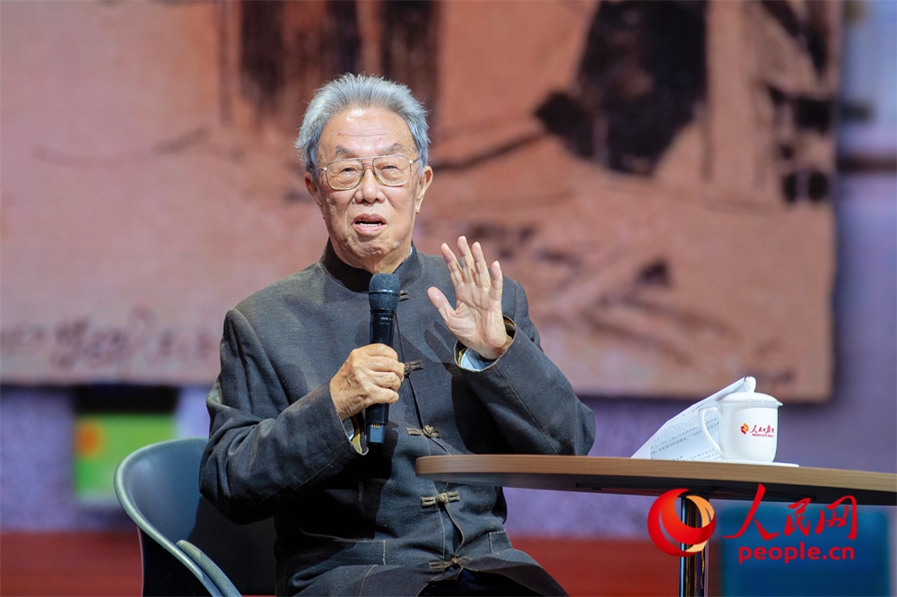 王蒙以《與時代同行 與人民同心》為題演講。人民網(wǎng)記者 翁奇羽攝