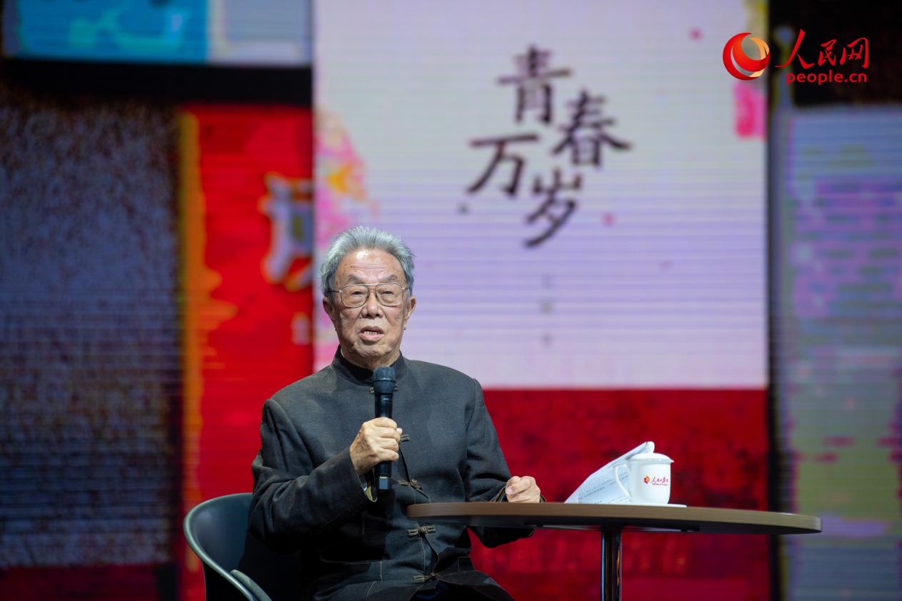 王蒙以《與時(shí)代同行 與人民同心》為題演講。人民網(wǎng)記者 翁奇羽攝