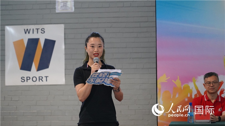 運動員代表柳工南非員工陳婉雯宣誓。 人民網(wǎng) 劉暢 攝