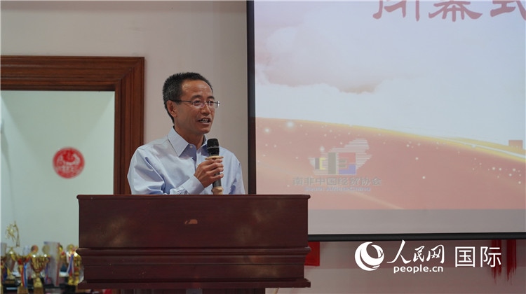 中國駐約翰內(nèi)斯堡代總領(lǐng)事周育江在閉幕式上致辭。 人民網(wǎng) 張茜攝