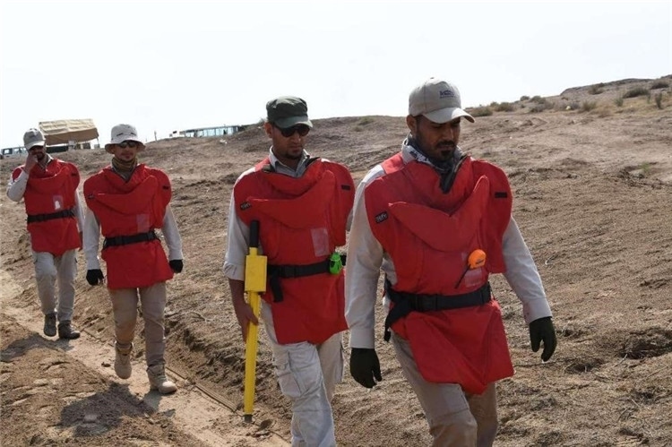 工作人員前往排雷。中國海油供圖