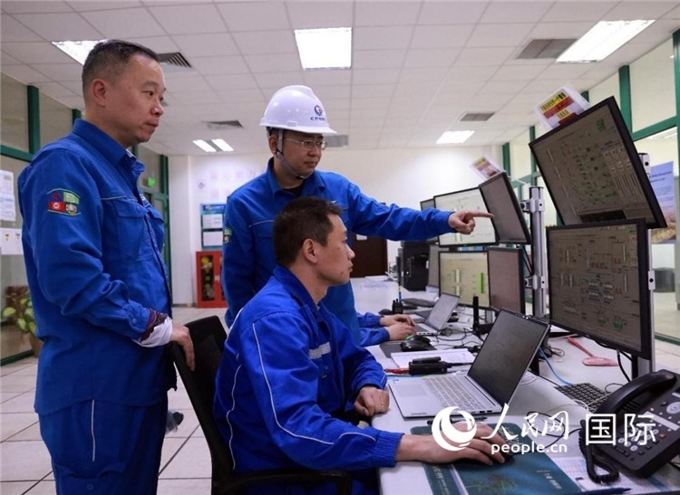 工作人員在一體化終端中央控制室工作。人民網(wǎng)記者管克江攝