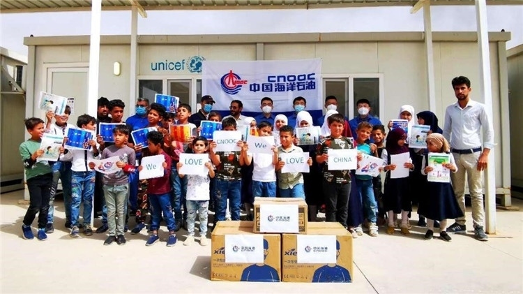 慰問當?shù)貙W校。中國海油供圖