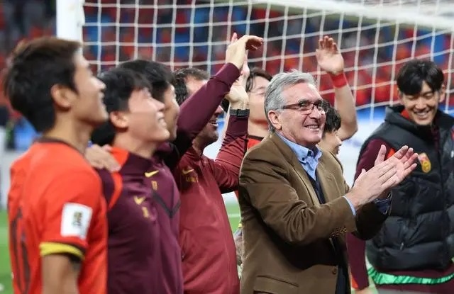 10月15日晚，國足主教練伊萬科維奇（前右）賽后向觀眾致意。新華社記者 胡星宇攝