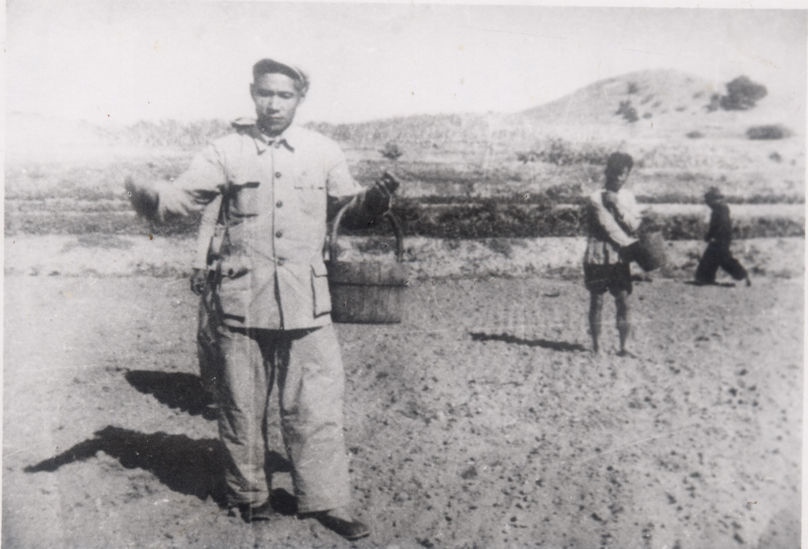 谷文昌（左）在田間與農(nóng)民一起勞動（資料照片）。