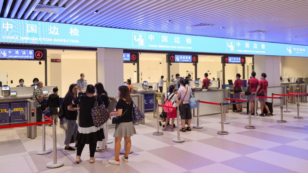 2023年7月26日，旅客在三亞鳳凰國際機場國際航站樓有序通關(guān)。三亞鳳凰國際機場國際航站樓改擴建項目主體工程已于2023年7月1日完工并投入使用，該項目是海南自貿(mào)港首個主體工程完工并投入使用的封關(guān)運作項目。《海南自由貿(mào)易港建設(shè)總體方案》明確，海南將在2025年前適時啟動全島封關(guān)運作。