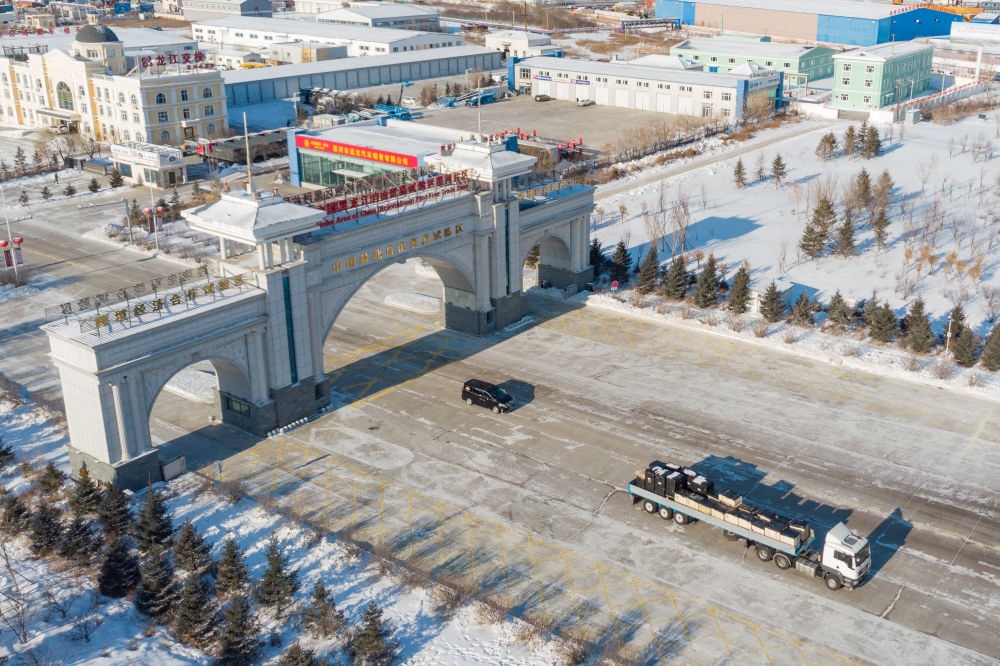 這是中國（黑龍江）自由貿(mào)易試驗區(qū)黑河片區(qū)（2024年1月31日攝，無人機照片）。2023年，該自貿(mào)片區(qū)外貿(mào)進出口總值達244.82億元，實現(xiàn)增幅56.9%，引進外資企業(yè)16家，直接利用外資127.3萬美元，同比增長27.3%。