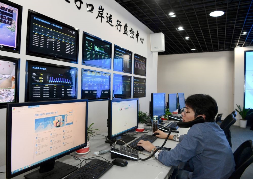 在中國（福建）自由貿(mào)易試驗區(qū)廈門片區(qū)，國際貿(mào)易“單一窗口”工作人員在網(wǎng)上受理業(yè)務(wù)（2018年11月15日攝）?！皢我淮翱凇笔顷P(guān)檢等口岸部門、地方政府相關(guān)部門、金融機構(gòu)等共同參與的口岸管理共享平臺。貿(mào)易商能夠通過一個入口提交貨物進出口或轉(zhuǎn)運所需要的單證或電子數(shù)據(jù)，實現(xiàn)“一個平臺、一點接入、一次申報、一次辦結(jié)”。