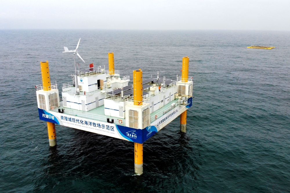 這是應(yīng)用5G技術(shù)的山東長島綜合試驗區(qū)南隍城國家級海洋牧場示范區(qū)海上平臺（2020年8月8日攝，無人機照片）。中國（山東）自由貿(mào)易試驗區(qū)設(shè)立以來，一系列大膽試、大膽闖、自主改的政策逐步落實，制度創(chuàng)新打通堵點、釋放活力，成為深化對外開放、發(fā)展海洋經(jīng)濟的重要抓手。