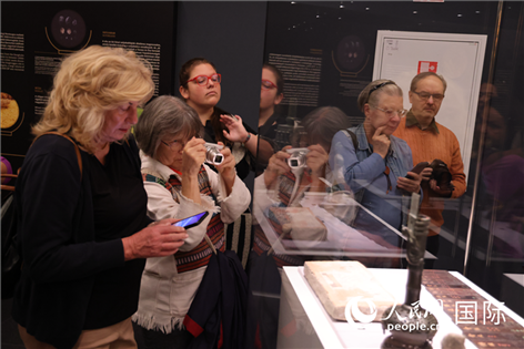 嘉賓參觀展覽。人民網(wǎng)記者禹麗敏 攝。