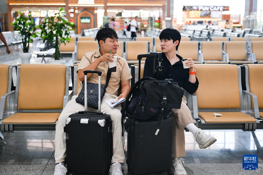 10月12日，在老撾萬(wàn)象中老鐵路萬(wàn)象站候車廳，兩名乘客在等候列車。新華社記者 程一恒 攝