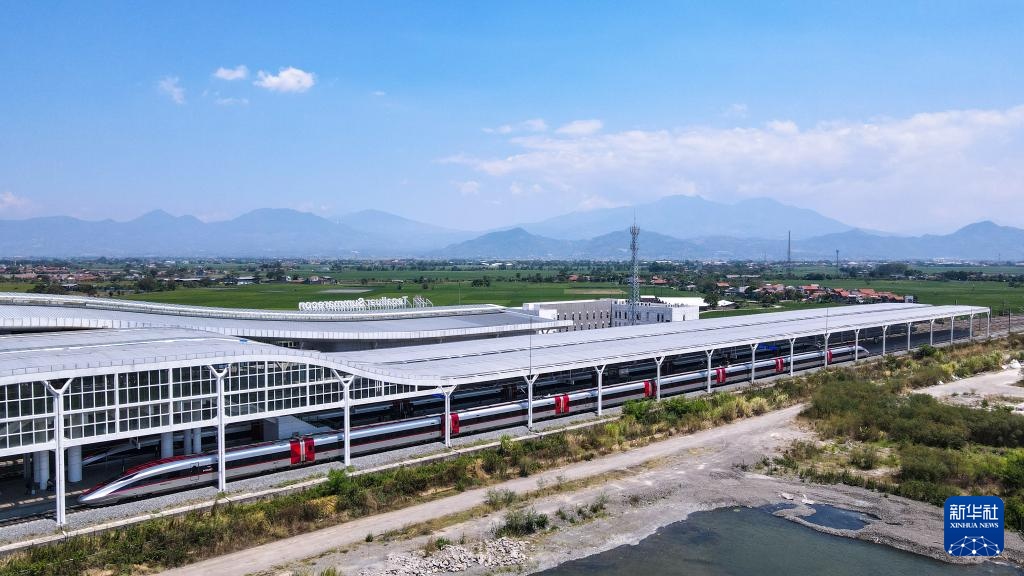9月13日，在印度尼西亞萬(wàn)隆德卡魯爾站，雅萬(wàn)高鐵高速動(dòng)車組列車?？吭谡九_(tái)上（無人機(jī)照片）。新華社記者 徐欽 攝