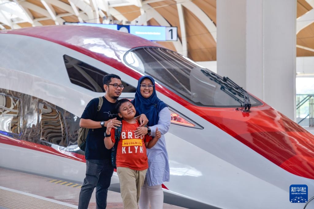 4月17日，在印度尼西亞雅加達(dá)哈利姆站站臺(tái)，乘客和雅萬(wàn)高鐵高速動(dòng)車組列車合影。新華社記者 徐欽 攝