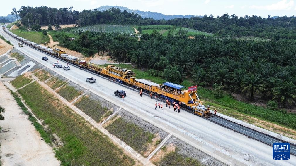 這是5月6日在馬來西亞彭亨州航拍的馬東鐵項(xiàng)目的鋪軌現(xiàn)場(chǎng)。新華社記者 程一恒 攝