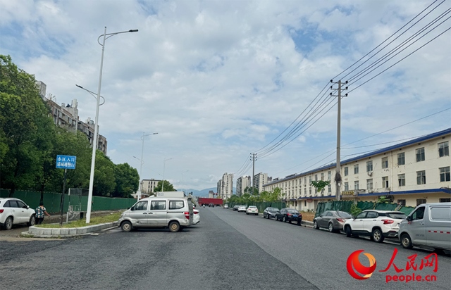 麗水佳園小區(qū)入口外及長(zhǎng)富大道上停滿了車(chē)輛。人民網(wǎng)記者 邱燁攝