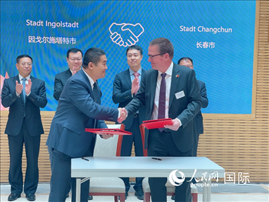 （10月16日，第十屆巴伐利亞中國日在慕尼黑舉行。圖為簽約儀式現(xiàn)場(chǎng)。人民網(wǎng)記者劉赫攝）