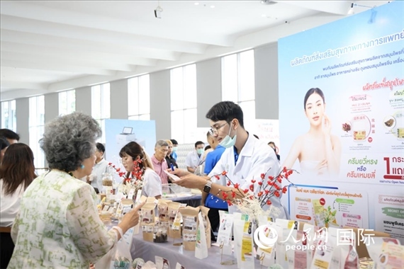 活動(dòng)現(xiàn)場(chǎng)，泰國(guó)華僑中醫(yī)院工作人員向來(lái)訪者介紹養(yǎng)生產(chǎn)品。人民網(wǎng)記者楊一攝