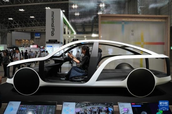 這是10月17日在日本千葉縣舉行的日本高新技術(shù)博覽會上拍攝的，索尼公司展示的概念車模型。新華社記者 錢錚 攝