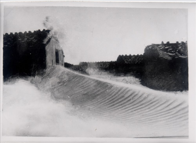 昔日的東山島風沙掩埋部分村民村舍（資料照片）。