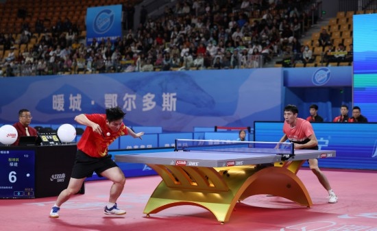 10月18日，上海隊選手樊振東（左）在單打比賽中發(fā)球。他3:2戰(zhàn)勝福建隊選手程靖淇。新華社記者 王楷焱 攝