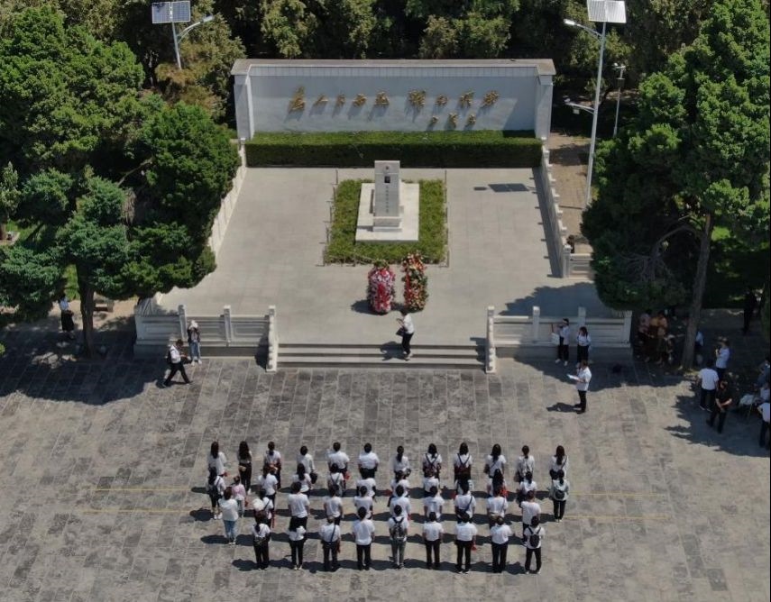 2021年6月24日，參觀者在位于河南省蘭考縣的焦裕祿紀念園瞻仰焦裕祿烈士墓（無人機照片）。新華社記者 李安 攝