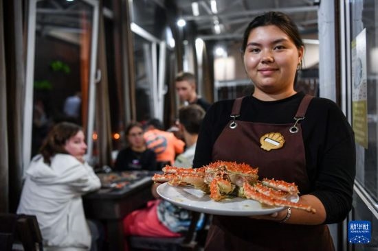 9月2日，俄羅斯符拉迪沃斯托克一家餐館的服務員在展示帝王蟹。新華社記者 曹陽 攝